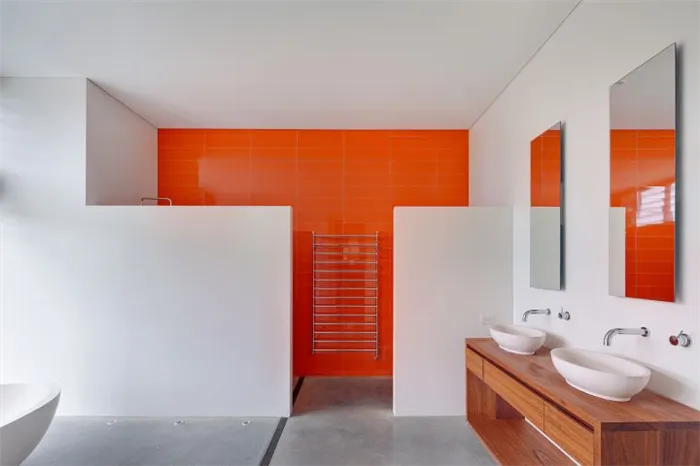 Оранжевый в интерьере ванной