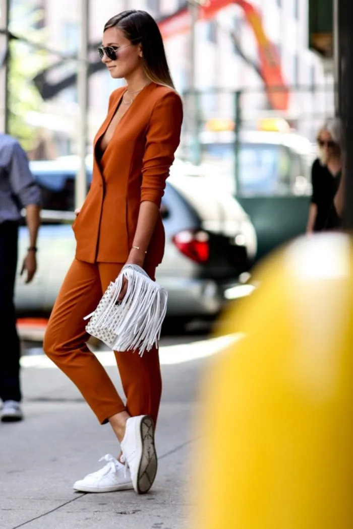 С каким цветом сочетается оранжевый цвет в одежде для женщин. Фото, кому идет, как выглядит, с чем носить. С каким цветом сочетается оранжевый? 18