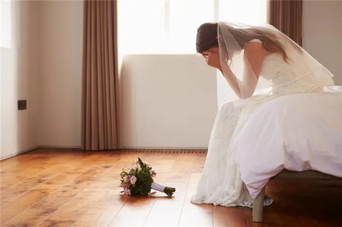 Брошенная невеста плачет.