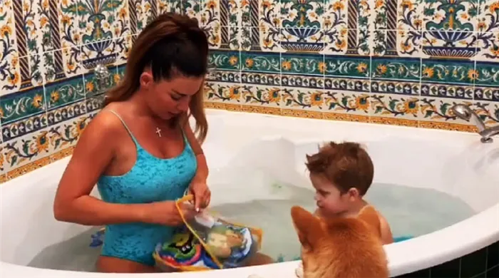 Анна любит принимать ванну вместе с младшим сынишкой