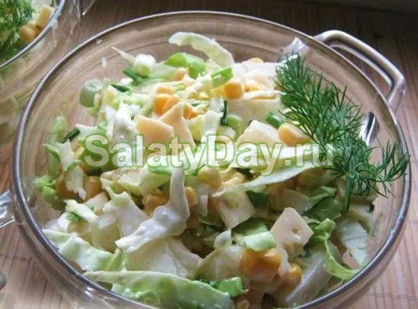 Диетический низкокалорийный салат с курицей и кукурузой