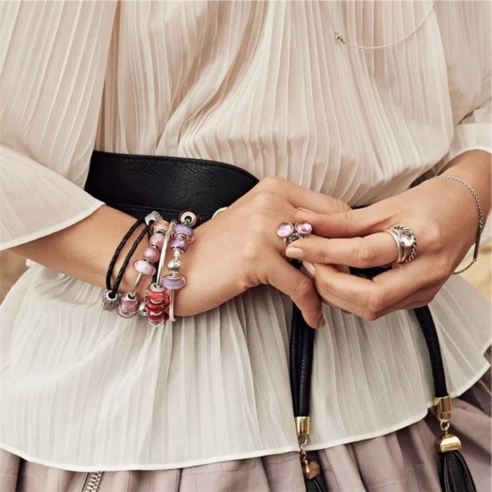 Как носить украшения: энергетика правой и левой руки. На какой руке носят браслет женщины? 3