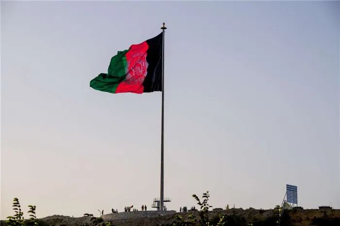 Государственный флаг Афганистана развивается над Кабулом