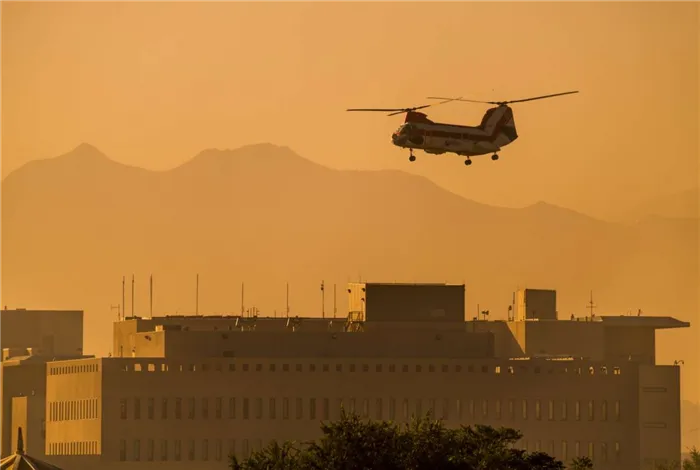 Вертолёт над зданием американского посольства в Кабуле