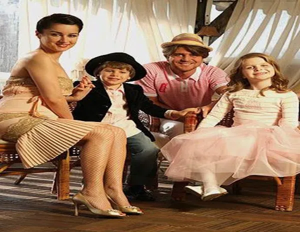 Андрей Кондрахин с женой и детьми