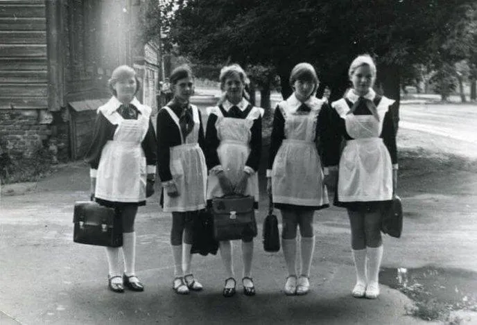 Почему советские девочки носили столь короткие платья. Почему в ссср девочки носили короткие платья? 5