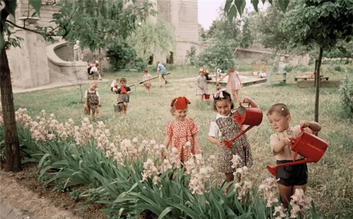 Почему советские девочки носили столь короткие платья. Почему в ссср девочки носили короткие платья? 3