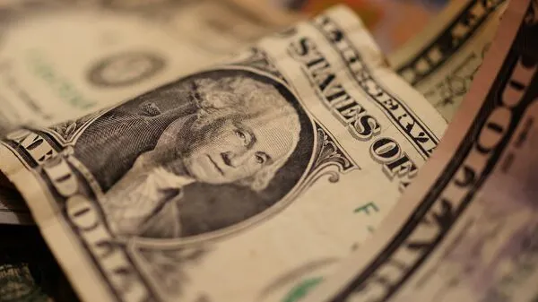 Доллары США. Архивное фото