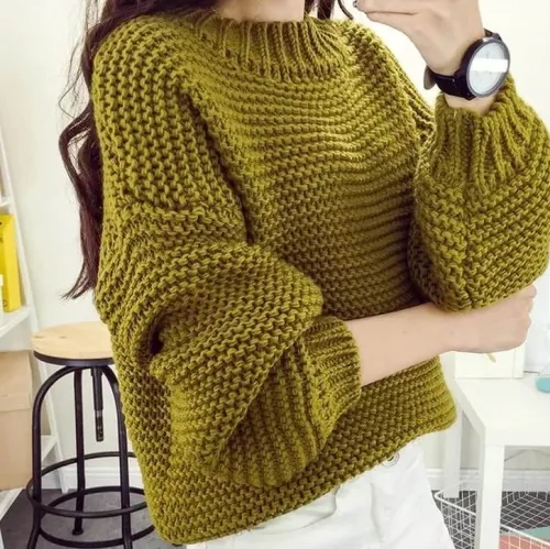 Объемный свитер для девушки связать спицами. Схема и описание
