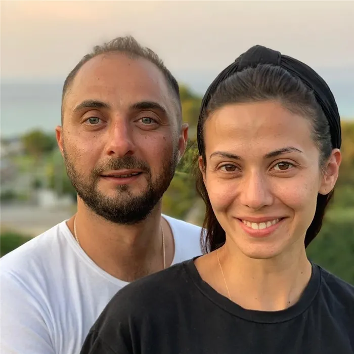 Демис Карибидис с женой вместе