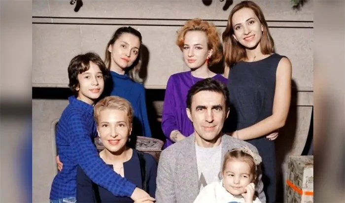 Вячеслав Бутусов с женой, детьми и внучкой