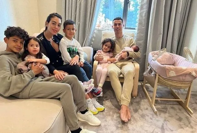 Кристиану Роналду с женой и детьми