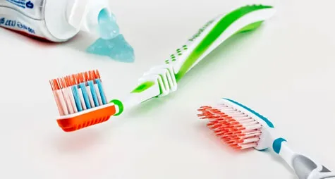 какой щеткой лучше чистить зубы