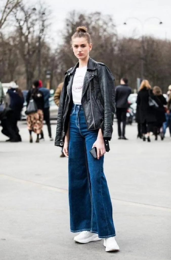 С чем носить джинсы клеш в 2022 году. Какие джинсы клеш сейчас в моде? 5