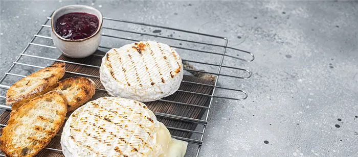 3 grilled-camembert-cheese-on-grill-with-cranberry.jpg