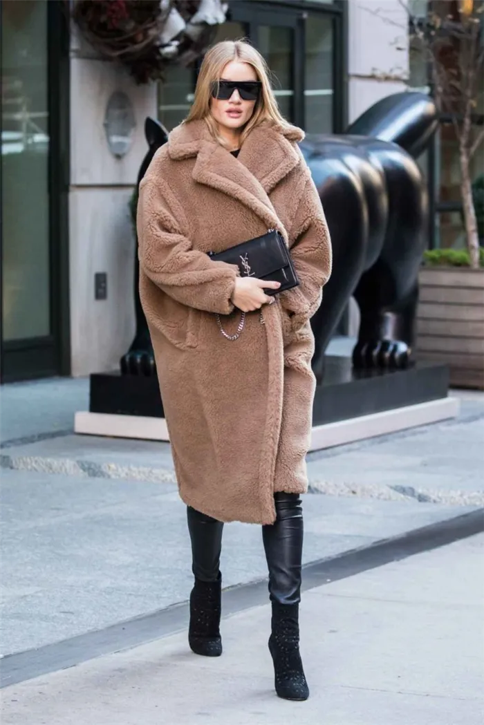 Девушка в тедди пальто, кожаные лосины и ботильоны