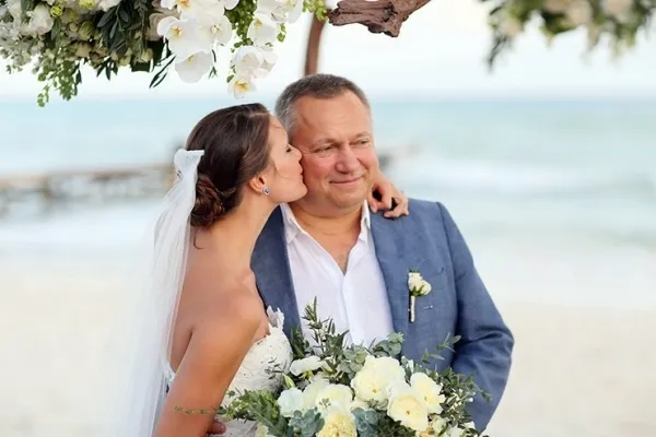 Кира Пластинина на свадьбе с отцом