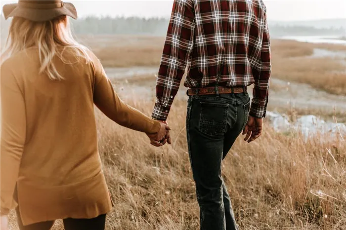Психологи назвали реальные причины, почему влюбленные держатся за руки. Парень берет за руку что это значит? 3