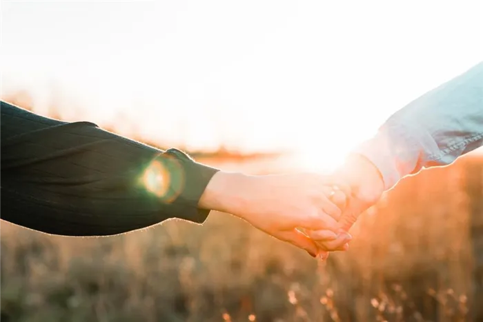 Психологи назвали реальные причины, почему влюбленные держатся за руки. Парень берет за руку что это значит? 2