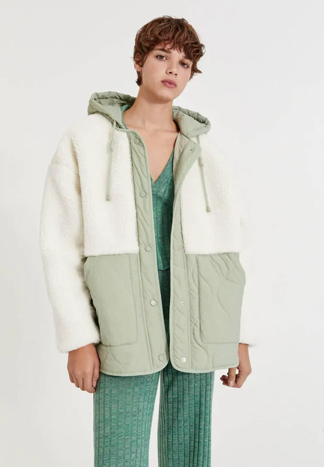 Куртка с искусственной овчиной Pull&Bear, 3999 руб.