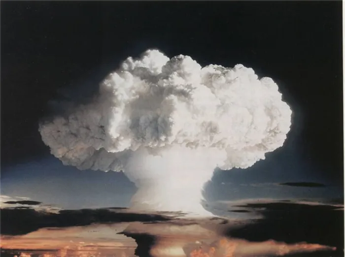 Облако от взрыва первого в мире термоядерного заряда «Иви Майк» (США), 1 ноября 1952 года, атолл Эниветок