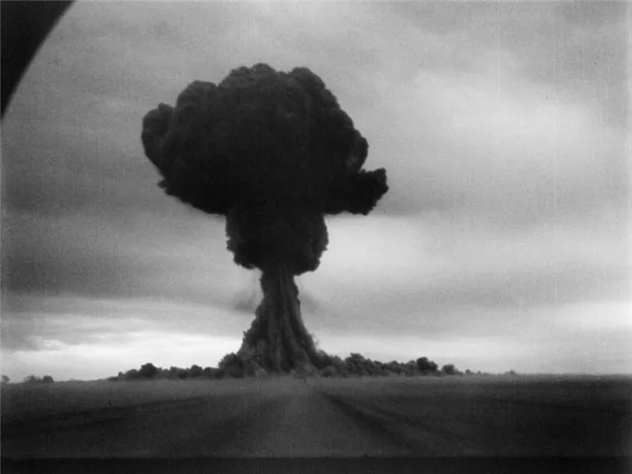 Гриб от взрыва первой советской атомной бомбы с зарядом РДС-1, Семипалатинск, 29 августа 1949 года
