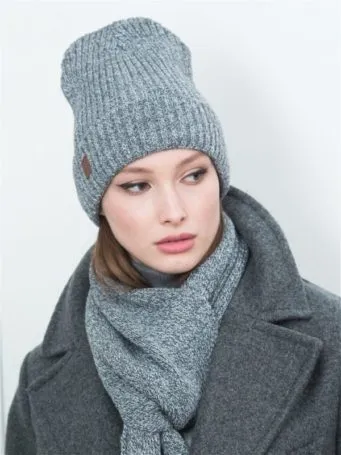 Как носить шапку в 50, чтобы выглядеть свежо и стильно в холодном сезоне 2021-2022. Как модно носить шапку? 14