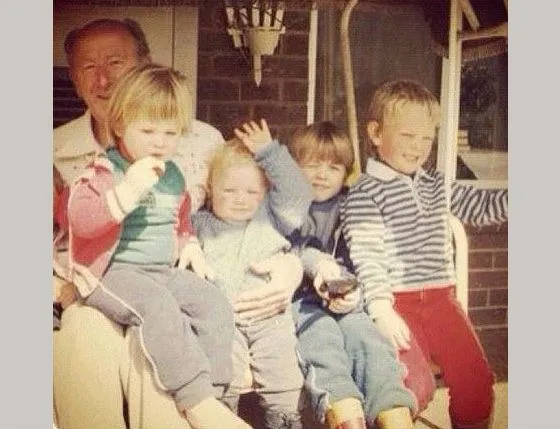Лиам Хемсворт с братьями в детстве (Лиам – в красной куртке)