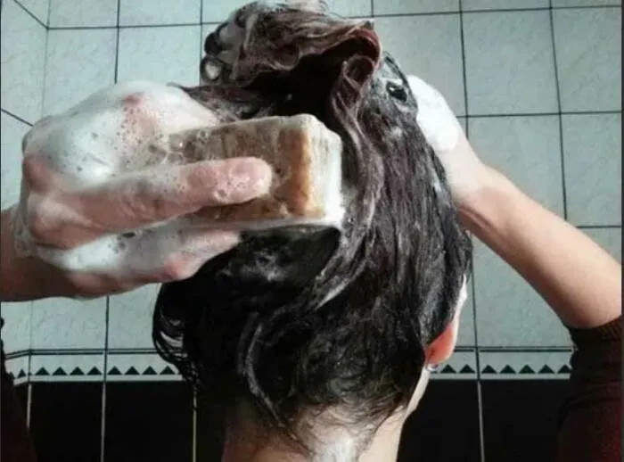 Многие и сегодня моют голову хозяйственным мылом, считая, что это самый безопасный для волос вариант. /Фото: stella70.ru