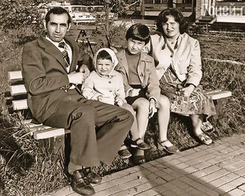 Светлана с сестрой и родителями в детстве