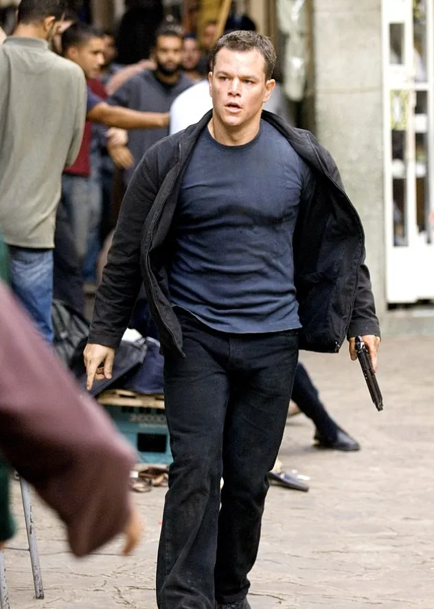 Актер Мэтт Деймон идет по улице. Кадр из фильма Джейсон Борн.