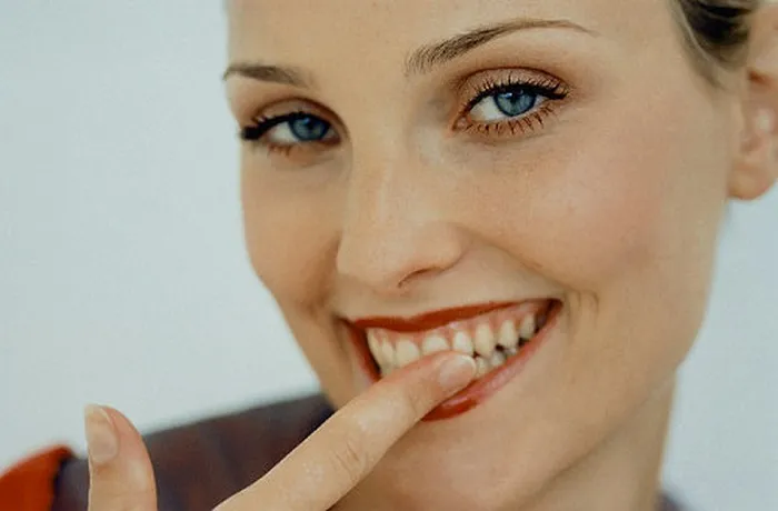 Зубную щетку можно заменить обычным пальцем. / Фото: pinterest.ru