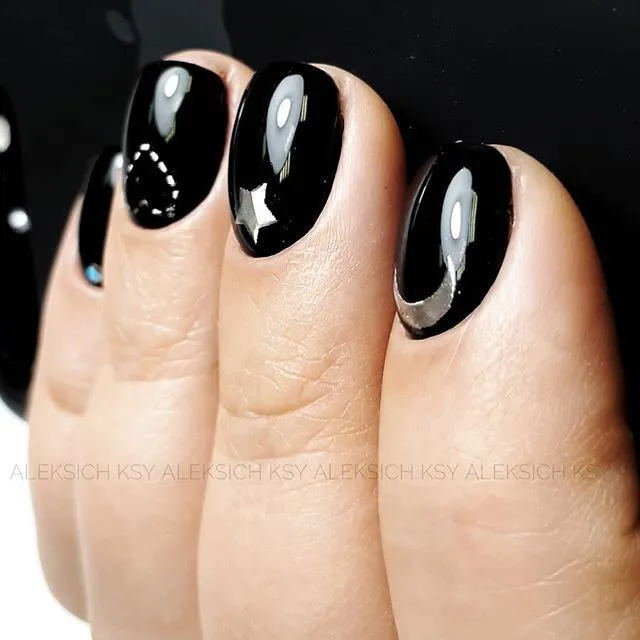 Черный маникюр - фото необычных сочетаний и идей. С каким цветом сочетается черный на ногтях? 63