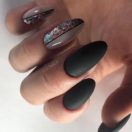 Черный дизайн ногтей на коротких ногтях