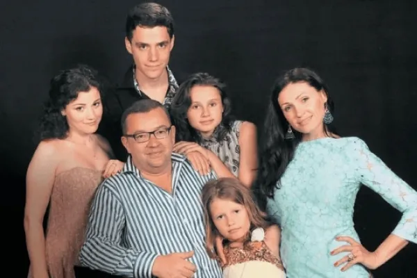 Борис Крюк с нынешней женой и детьми