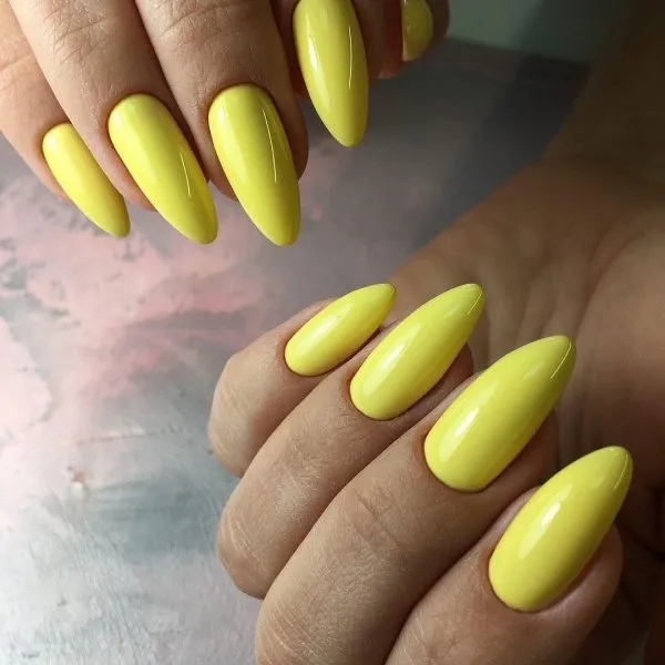Лимонно-жёлтый лак на ногтях
