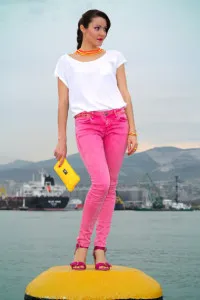 какой цвет сочетаются джинсы насыщенно розового оттенка 