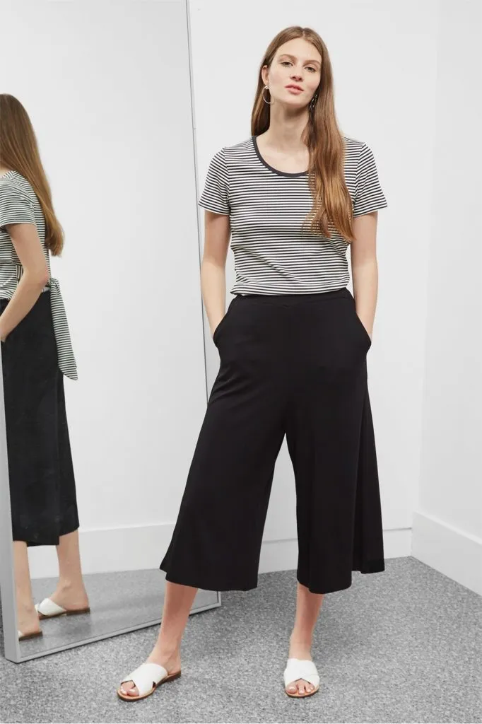 Широкие брюки — как носить летом 2022, чтобы создать эффектный и элегантный образ. Как называются широкие штаны женские 2022? 16