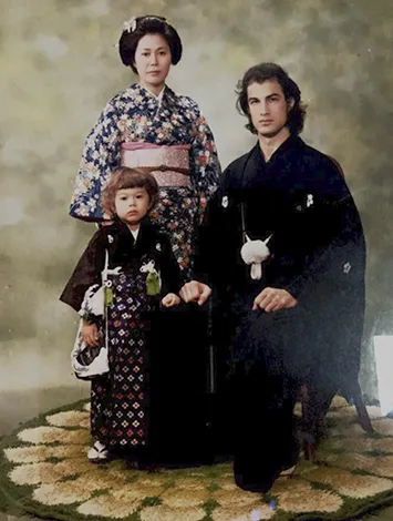 С первой женой Мияко и сыном Кентаро