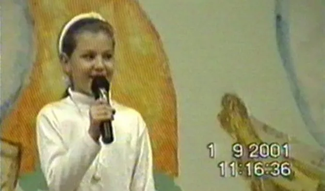 Соня Таюрская в детстве на сцене