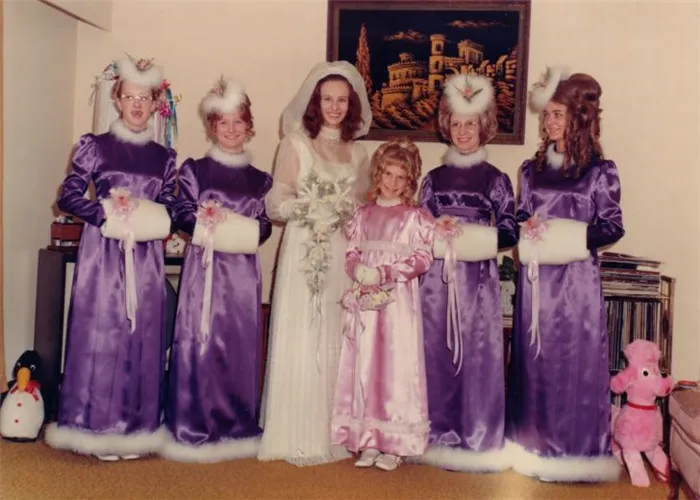 подружки невесты в фиолетовых платьях