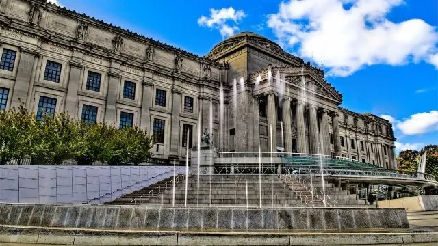 Бруклинский художественный музей с фонтанами у входа