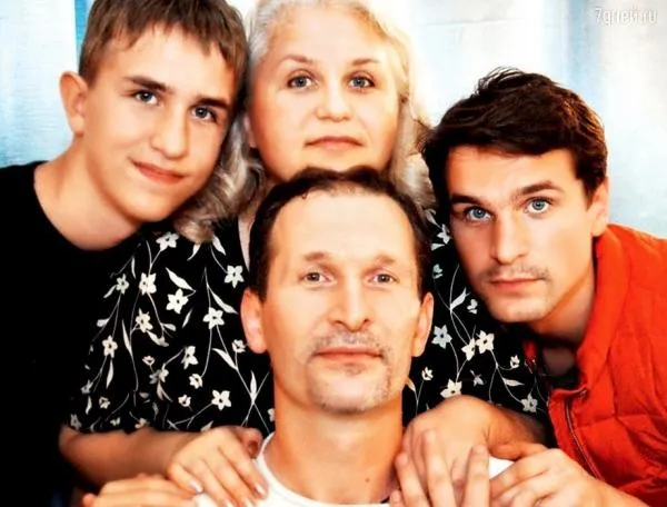 На фото: Федор Добронравов в кругу семьи