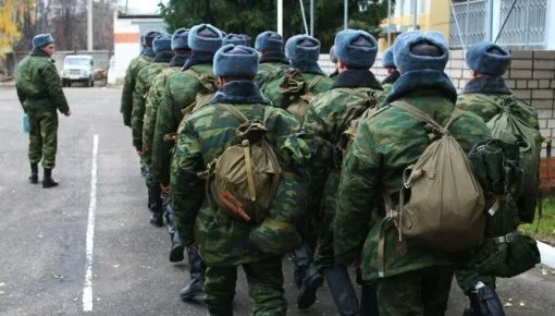 Москвичи у военкомата Измайловского района столицы рассказали, как получили повестки