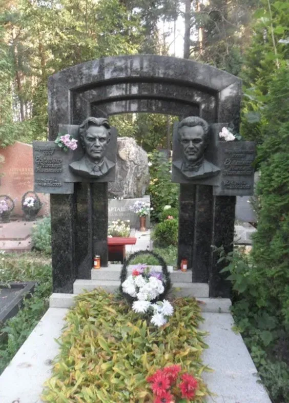 Как выглядят могилы 15 знаменитых и любимых российских актеров. Олег янковский где похоронен? 9