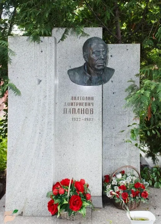 Как выглядят могилы 15 знаменитых и любимых российских актеров. Олег янковский где похоронен? 7