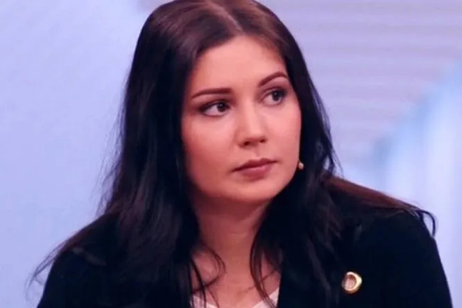 Родившая в 11 лет москвичка Валя Исаева стала мамой в четвертый раз и решила развестись