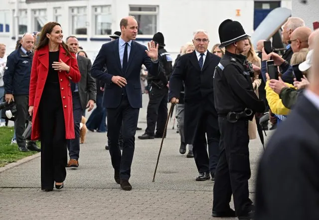 Выбрала цвет лидеров: Кейт Миддлтон в элегантных брюках и алом пальто Bennet встретилась с подданными в Уэльсе. Где живет кейт миддлтон? 2