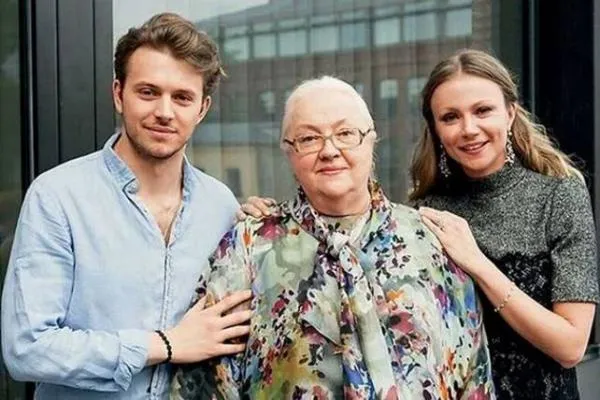 Андрей с бабушкой Екатериной Градовой и мамой Марией Мироновой