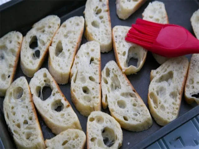 смазать хлеб